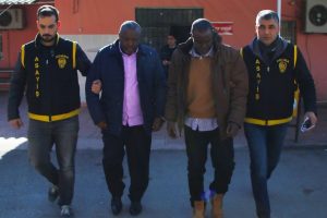Angola uyruklu dolandırıcılar yakalandı