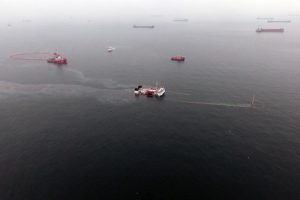 İstanbul'da batan gemide sızıntı paniği!