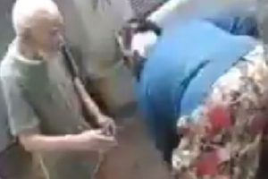 Bah&ccedil;ede soğuk suyla yıkanan yaşlı, huzurevine yerleştirildi