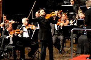 Dalibor Karvay kemanıyla b&uuml;y&uuml;ledi