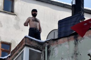 &Uuml;st&uuml;n&uuml; &ccedil;ıkarıp intihara kalkıştı