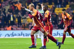 Galatasaray Fenerbah&ccedil;e'yi geride bıraktı