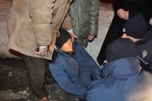 Otostop &ccedil;eken epilepsi hastası donmaktan son anda kurtuldu
