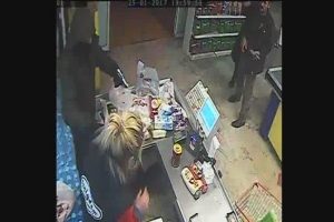 Silahlı gasp&ccedil;ı kıyafetlerinden yakalandı