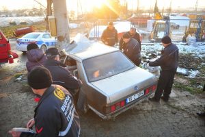 Bursa'da direğe &ccedil;arpan otomobilde can pazarı
