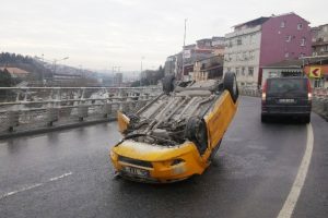 Taksi bariyerlere &ccedil;arpıp takla attı: 1 yaralı