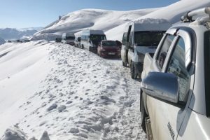 Kayak merkezi yoluna &ccedil;ığ d&uuml;şt&uuml;: Ara&ccedil;lar mahsur kaldı