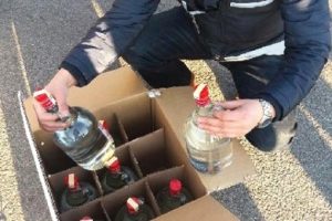 Polisten b&uuml;y&uuml;k operasyon! Kamyon dolusu sahte rakı ele ge&ccedil;irildi