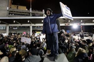 Binlerce kişi havalimanlarında Trump'ı protesto etti