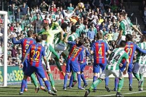 Bar&ccedil;a 1 puanı son anda kurtardı!