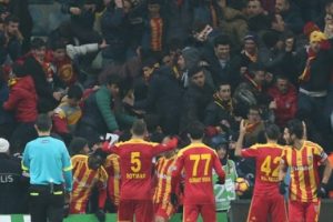 Umut'un gol&uuml; sonrası ağlar &ccedil;&ouml;kt&uuml;!