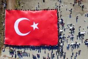 Doğa y&uuml;r&uuml;y&uuml;ş&uuml;nde dev T&uuml;rk bayrağı a&ccedil;tılar
