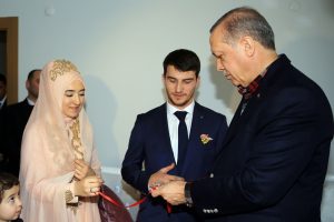 Erdoğan, gen&ccedil; &ccedil;iftin nişan y&uuml;z&uuml;klerini taktı