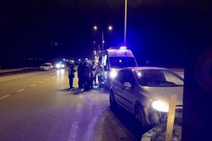 İki otomobil &ccedil;arpıştı: 3 yaralı