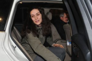 Berg&uuml;zar Korel: Sosyal medyaya gerek yok!
