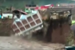 Sel suları Peru'ya zor anlar yaşatıyor