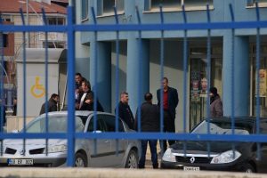 G&ouml;zaltındaki 2 kişi &ouml;nce ka&ccedil;tı ardından yakalandı