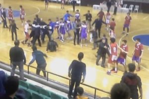 Basketbol ma&ccedil;ında yumruklar konuştu