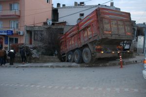 Freni boşalan kamyon eve &ccedil;arptı