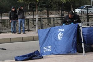 Sokak ortasında esrarengiz &ouml;l&uuml;m