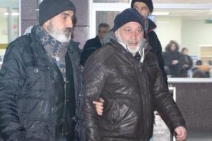"Babamın intikamını al" diyen yeğenini bı&ccedil;akladı