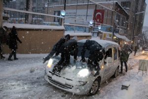 Samsun'da 24 saattir aralıksız s&uuml;ren yoğun kar yağışı hayatı fel&ccedil; etti