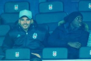 Trib&uuml;nlerden Demba Ba tezah&uuml;ratı