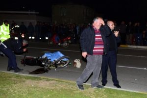 Motosiklet &uuml;zerinde şov yaparken &ccedil;arptığı kadın &ouml;ld&uuml;