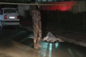 'Dur' ihtarına uymayan ş&uuml;phelilerle &ccedil;atışma: 1 &ouml;l&uuml;, 1 yaralı