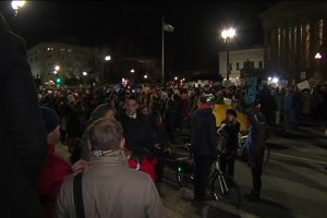 Demokratlardan Y&uuml;ksek Mahkeme &ouml;n&uuml;nde Trump protestosu