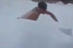 Karda y&uuml;zen gencin videosu izlenme rekorları kırıyor
