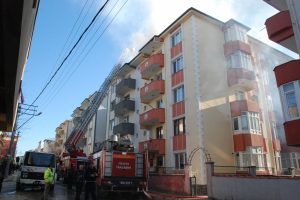 Bursa'da &ccedil;atı arasına boşaltılan soba kovası binayı yakıyordu