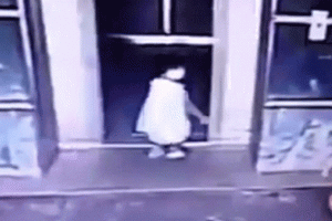 Tekme attı, kızının hayatını kurtardı