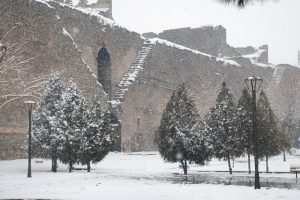 Diyarbakır'da tarih beyaza b&uuml;r&uuml;nd&uuml;