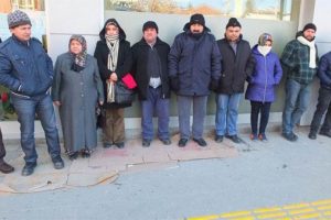3 g&uuml;nd&uuml;r banka &ouml;n&uuml;nde bekliyorlar