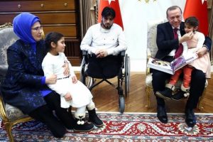 Suriyeli 'G&ouml;zyaşı' ve babası Cumhurbaşkanlığı K&uuml;lliyesi'nde