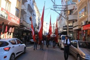 Askerler sancaklar ile uğurlanıyor