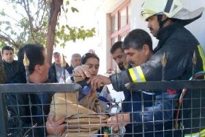 Muğla'da balkondan d&uuml;şen kadının eli ve ayağı korkuluklara saplandı