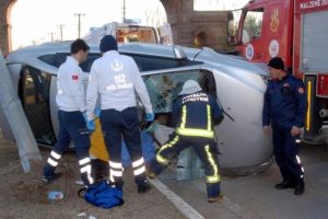 Otomobille kaza yapan kardeşlerden biri &ouml;ld&uuml;