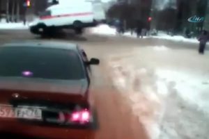 Otomobil ambulansa b&ouml;yle &ccedil;arptı