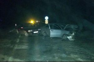 İki otomobil &ccedil;arpıştı: 10 yaralı
