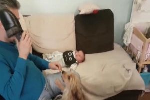 Sevimli k&ouml;pek "Yogi" bebeğe b&ouml;yle kalkan oldu