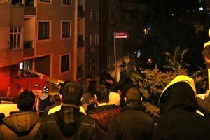Yangın mahalle sakinlerini sokağa d&ouml;kt&uuml;