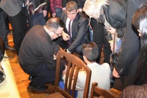 Panelde fenalaşan gence ilk m&uuml;dahaleyi TBB Başkanı Feyzioğlu yaptı