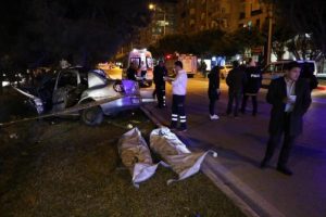 Otomobil ref&uuml;jdeki ağaca &ccedil;arptı: 2 &ouml;l&uuml;, 2 yaralı