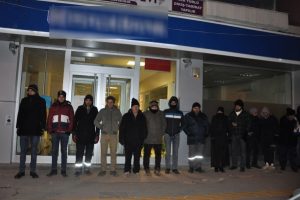 6 g&uuml;nd&uuml;r banka &ouml;n&uuml;nde bekliyorlar
