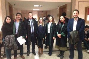 Trafikte avukat &ccedil;ifte bı&ccedil;aklı tehdit!