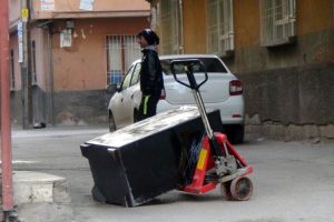Kasayı taşıyamayınca bırakıp ka&ccedil;tılar!