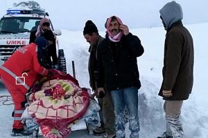 Bing&ouml;l'de kızakla hasta kurtarma operasyonu