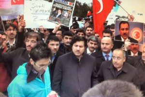 Adliye &ouml;n&uuml;ndeki eylem: 33 g&ouml;zaltı
